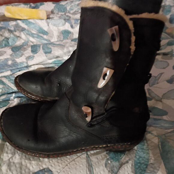 Ugg weather proof size 6 ugg boots - Picture 1 of 4